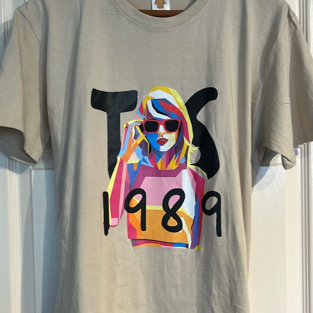 Taylor Swift 1989 Tshirt NWOT - Picture 1 of 7